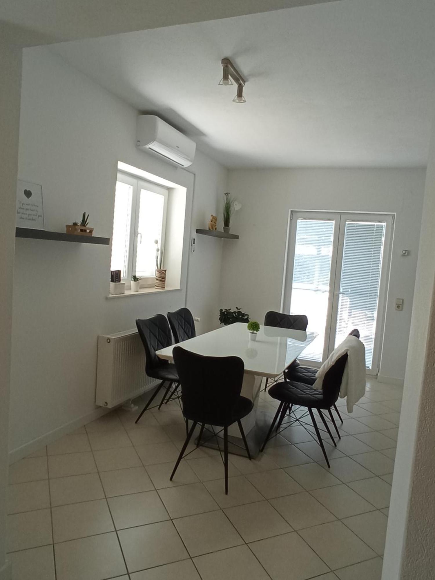 Apartman Carpe Diem Sutomiscica Exteriör bild