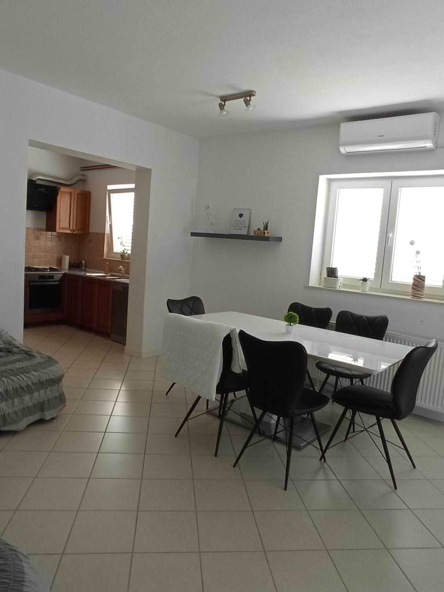 Apartman Carpe Diem Sutomiscica Exteriör bild